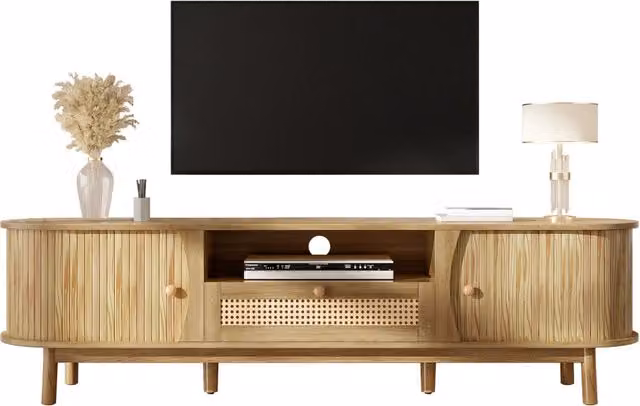 Mobile TV in stile country con ante in legno massello, cassetti e rattan. Soluzione salvaspazio con pannello frontale basso per organizzazione