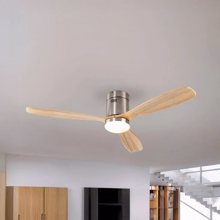 Schuller Valencia Ventilatore da soffitto LED Siroco, nichel/legno chiaro Ø 132 cm silenzioso dimmerabile, Legno chiaro, Soggiorno / Sala da pranzo, Metallo, Moderno