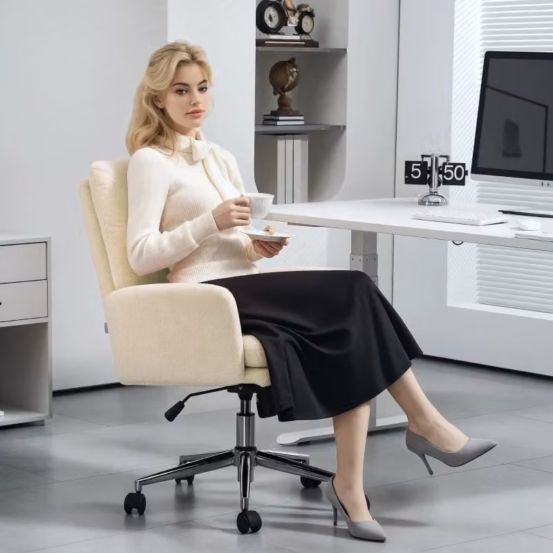 Sedia da ufficio ergonomica girevole beige con braccioli e ruote per home office – 2