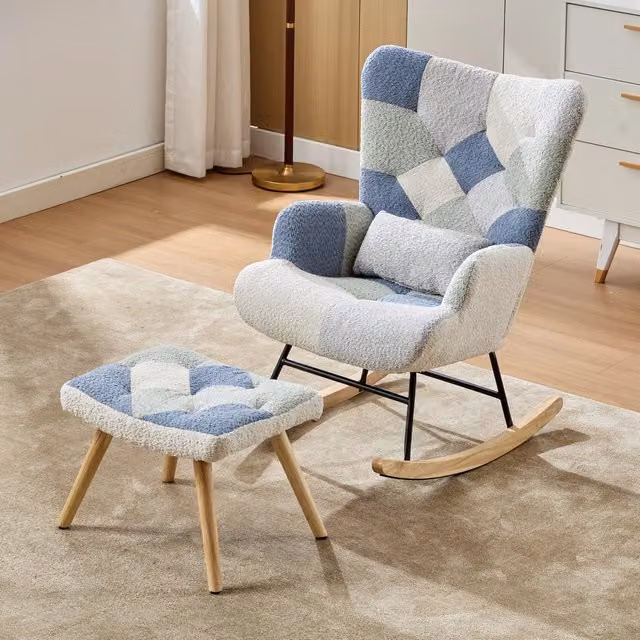 Poltrona a dondolo OKWISH con pouf e schienale rimovibile in tessuto e struttura in ferro, beige e blu, L: 122 cm, P: 68 cm, H: 91 cm