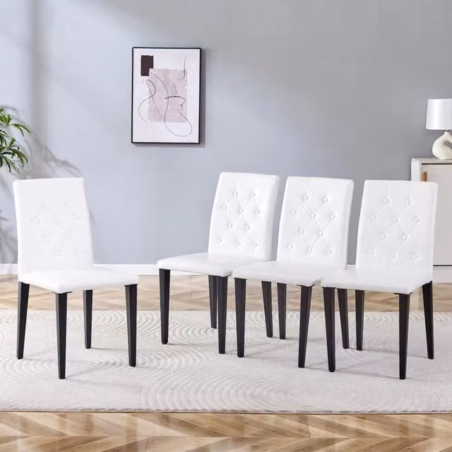 Set di 4 sedie da pranzo Vovees Living in ecopelle bianca con schienale trapuntato e gambe in metallo nero L/P/H: 42 x 46 x 89 cm