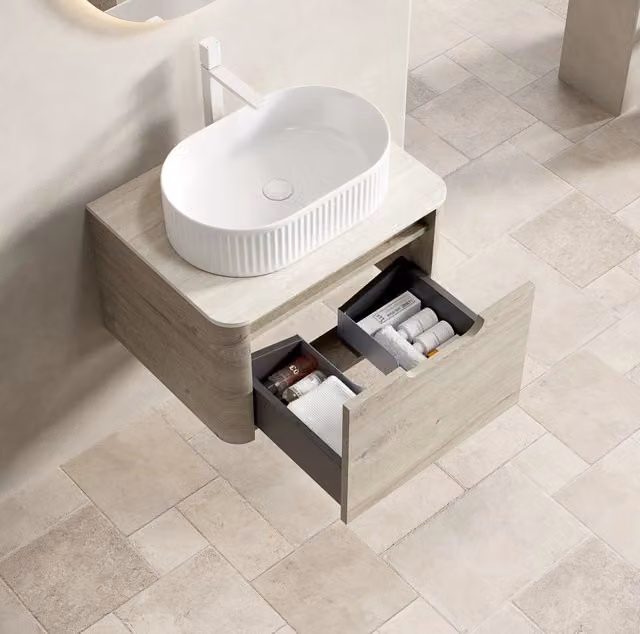 Mobile bagno sospeso con lavabo ovale in ceramica e cassetto soft-close; beige e bianco