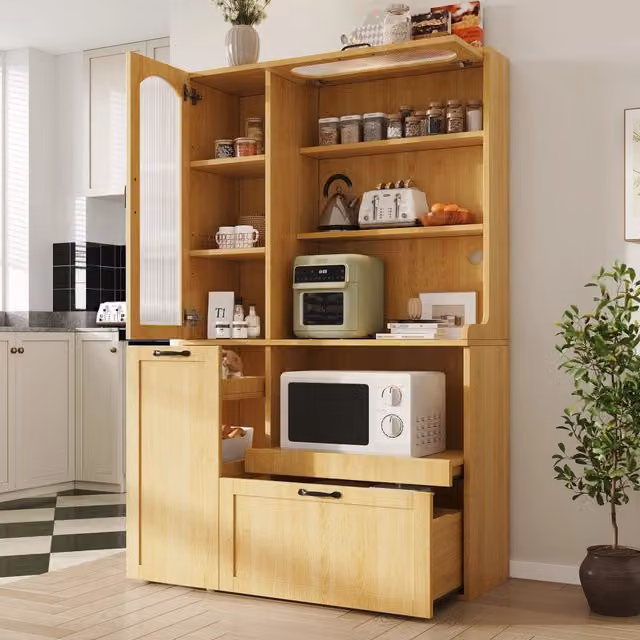 Credenza Mivray moderna con ante in vetro rigato e ripiani interni, disponibile in beige o marrone, L: 98 cm, P: 40 cm, H: 177 cm