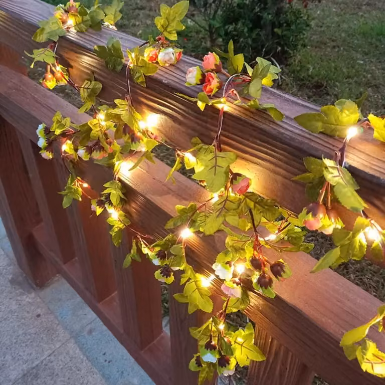 Catena luminosa solare con 50 rose LED, lunghezza 5 metri, luce bianca calda, grado di protezione IP65, 8 modalità