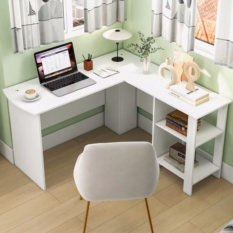 Scrivania ad angolo a forma di L Costway moderna in bianco con 2 fori passacavi e ripiani per CPU