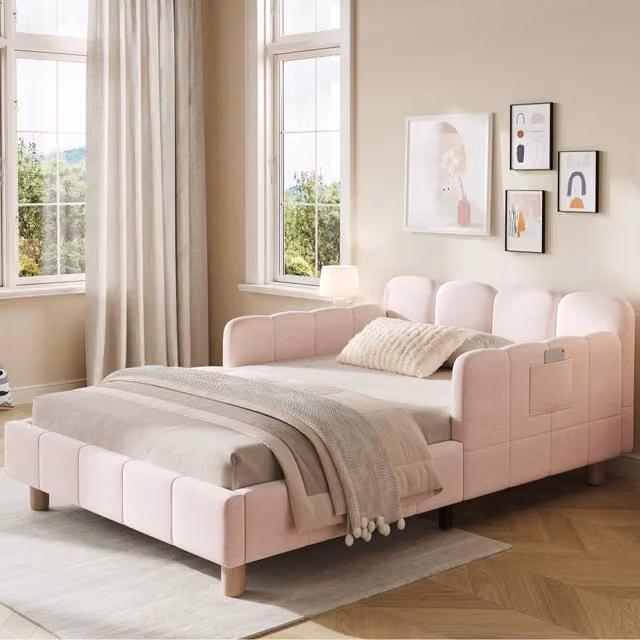 Letto imbottito con testiera inclinata e braccioli configurabili in velluto rosa con gambe in legno