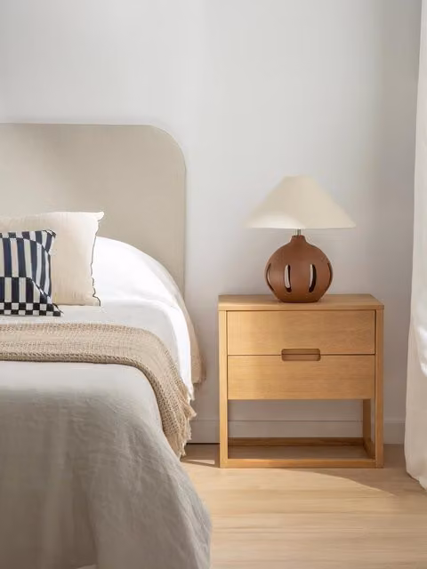 Comodino Arhus Kenay Home in rovere impiallacciato marrone con 2 cassetti