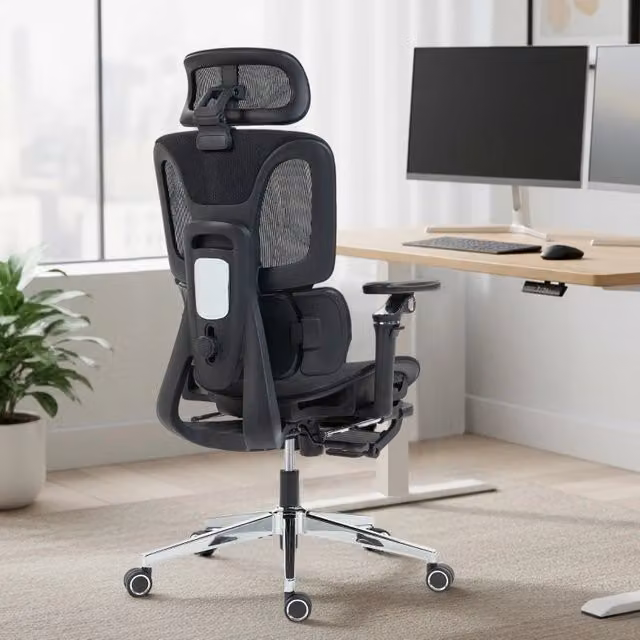 Sedia da ufficio ergonomica con supporto lombare e poggiatesta regolabili, braccioli 6D, schienale in rete nera e poggiapiedi