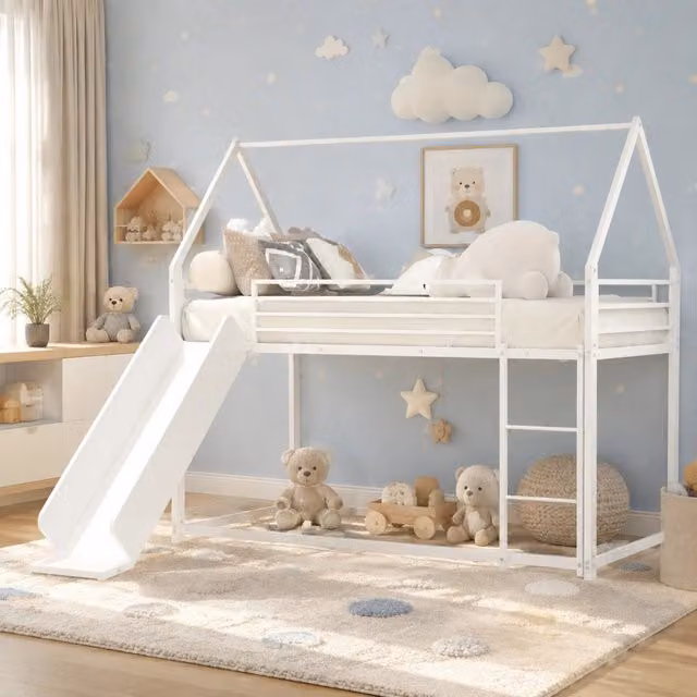 Letto a castello per bambini con scivolo; design casetta; struttura in ferro bianco