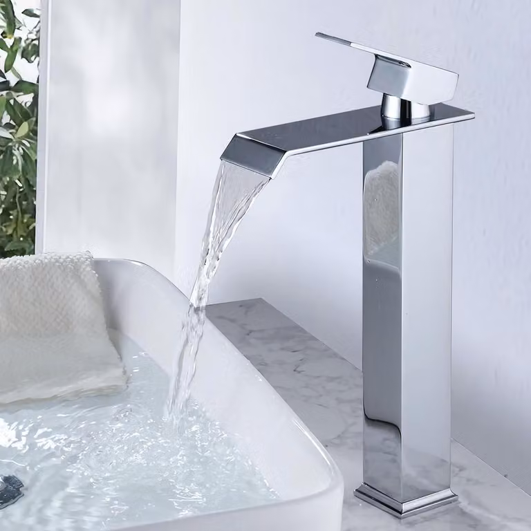 Miscelatore monocomando per lavabo a cascata. Materiali: acciaio inossidabile, ottone, cromo. Risparmio idrico. Acqua calda e fredda