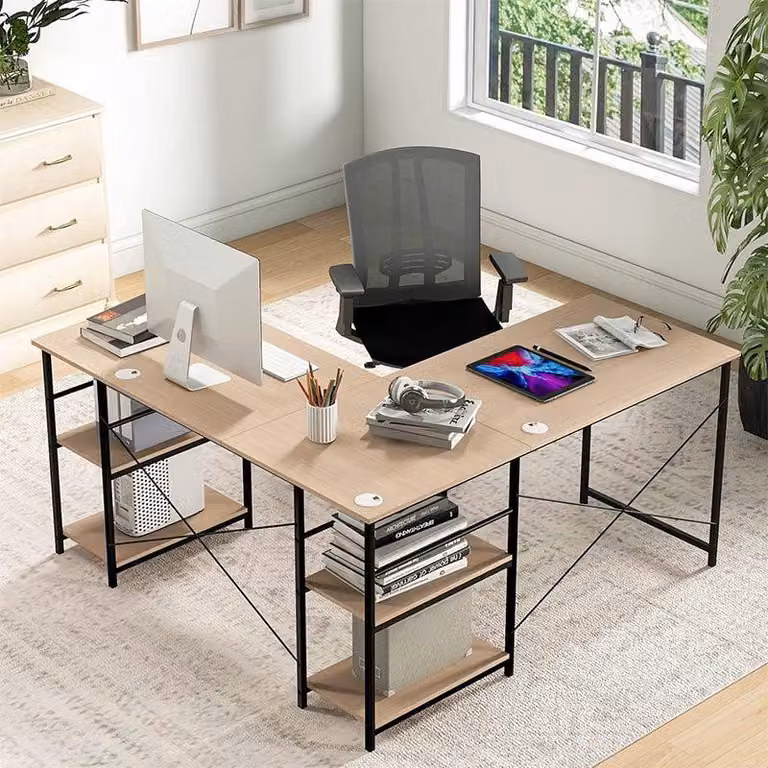 Scrivania ad angolo - Postazione di lavoro a forma di L realizzata in legno di stile industriale, con scaffali portaoggetti