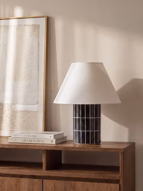 Lampada da tavolo Tiles Kenay Home in resina bianca e nera con paralume in tessuto e luce warm white, H 25 cm x L 25 cm x P 25 cm