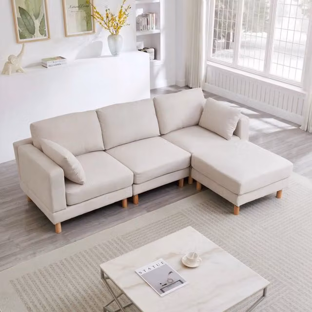 Divano angolare 3 posti OKWISH con chaise longue reversibile e pouf, rivestimento in poliestere beige e gambe in legno, L/P/H: 235 x 152 x 78 cm