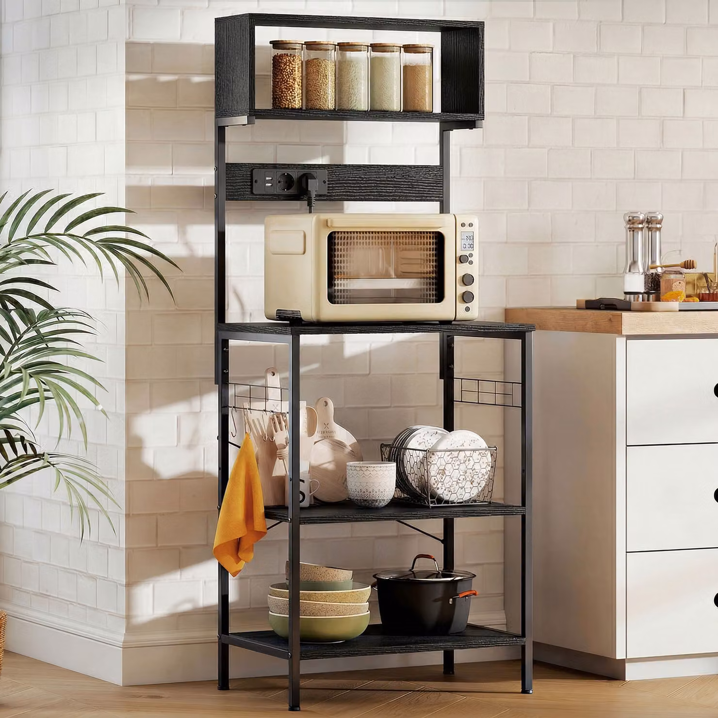 Scaffale da cucina HOMCOM in stile industriale con ripiani, ganci e multipresa per microonde, legno e acciaio, nero – 2