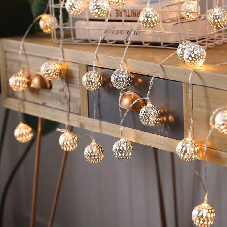 Catena luminosa da 3 metri, con 20 LED, sfere metalliche, alimentata a batteria, luce bianco caldo