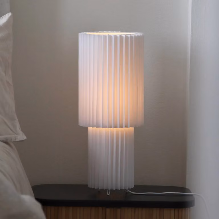 Markslöjd Lampada da tavolo Catis, Bianco / Opale, Soggiorno / Sala da pranzo, Plastica, Moderno, Lampada da tavolo