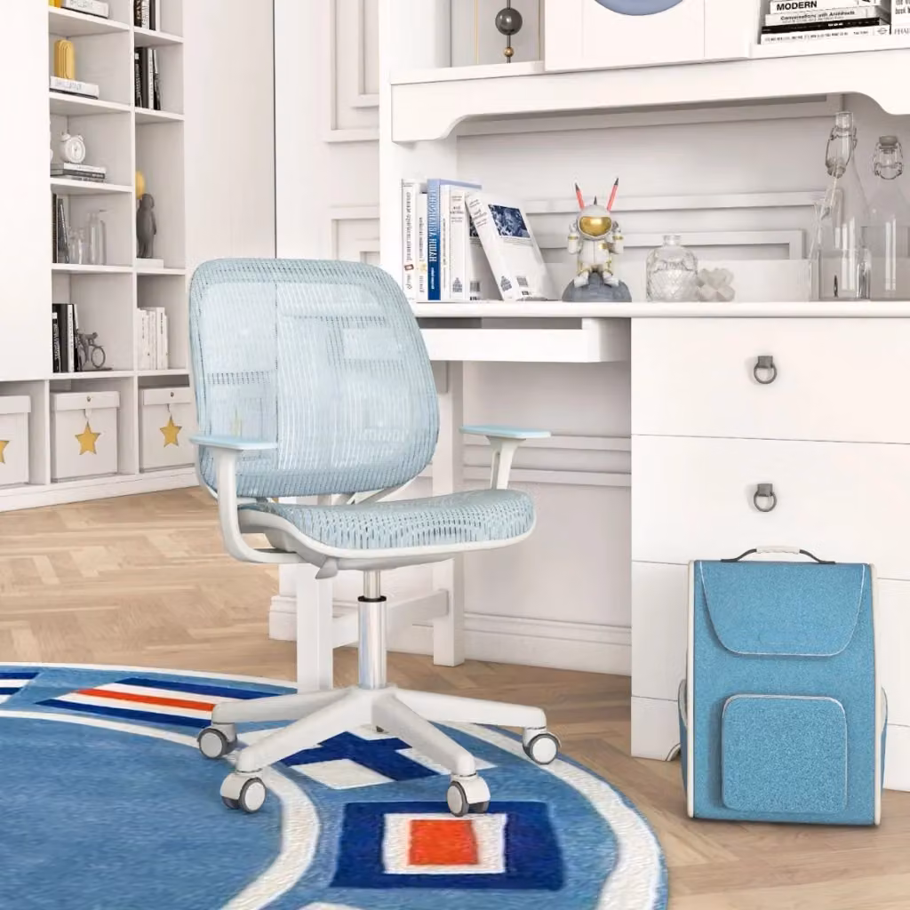 Sedia da scrivania girevole Design Mania per bambini, colore blu chiaro, con braccioli morbidi e ruote con freno, altezza regolabile – 2
