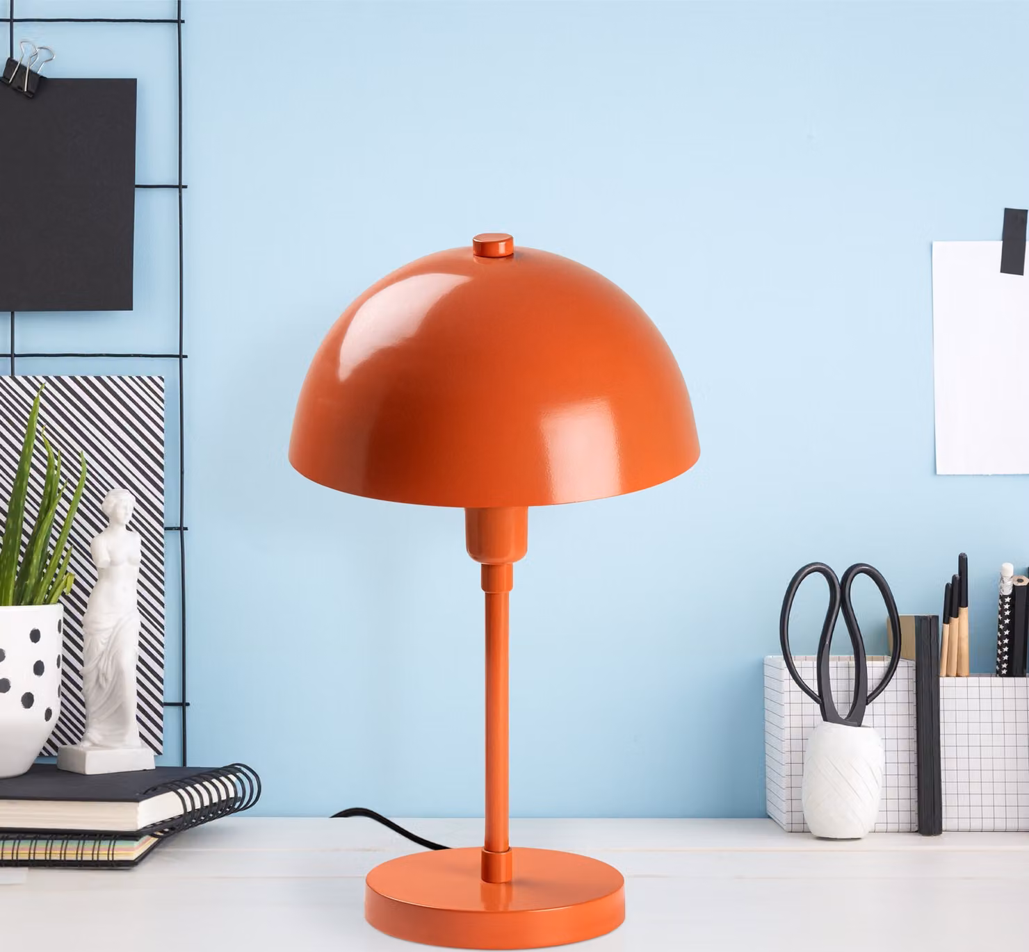 Opviq, moderna lampada da tavolo in metallo, arancione, 20 x 20 x 35 cm | Attacco E14, max. 40 W, cavo da 200 cm con interruttore | Elegante design scandinavo per ogni ambiente.