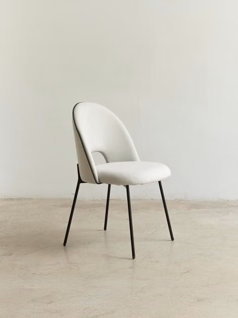 Sedia imbottita Vilna beige con struttura in metallo nero Kenay Home