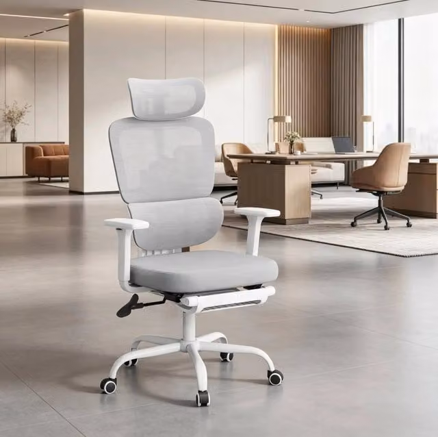 Sedia da ufficio ergonomica grigia con poggiapiedi, braccioli e poggiatesta regolabili