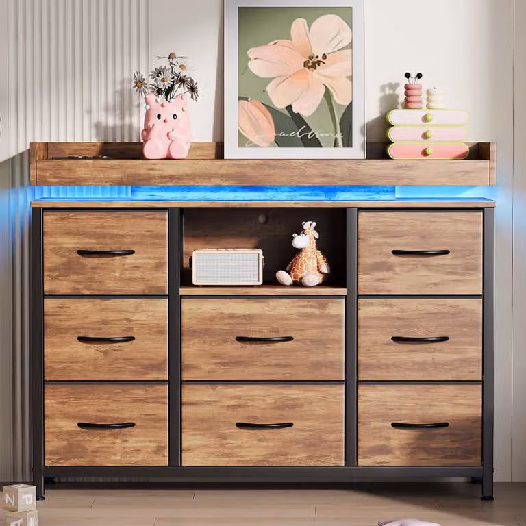 Comodino REMZETTA con 8 cassetti, 108 cm, mobile TV con illuminazione LED, 2 prese di corrente, USB e Type-C, cassetti rivestiti in tessuto, struttura in metallo, colore marrone, adatto per camera da letto e soggiorno