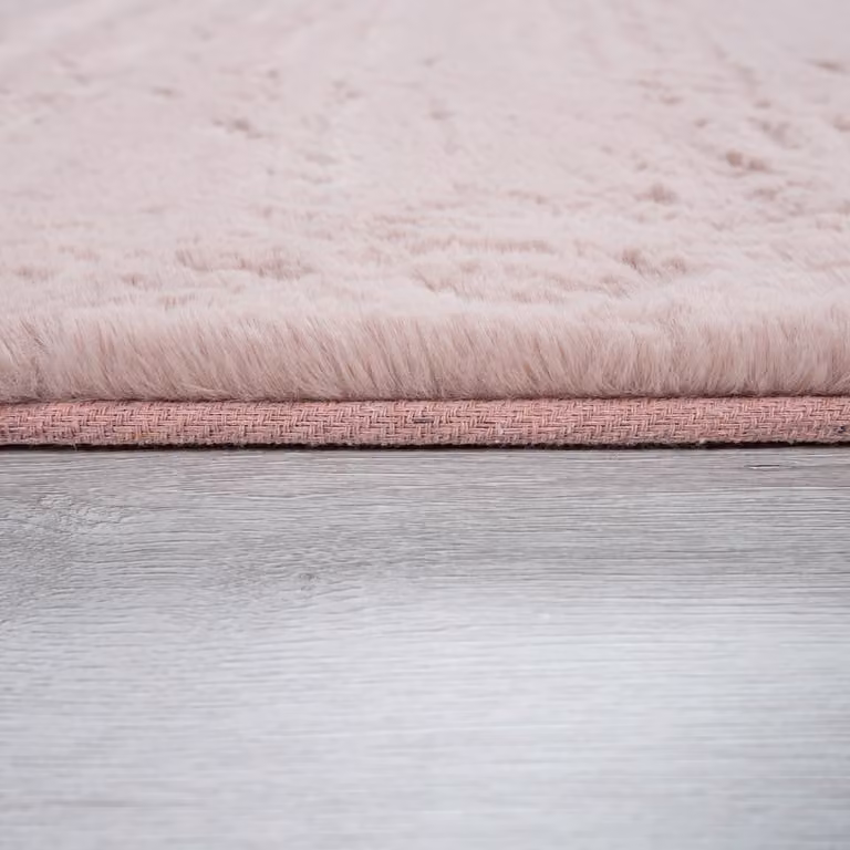 Tappeto ovale in ecopelliccia Fluffy rosa 150 x 170 cm