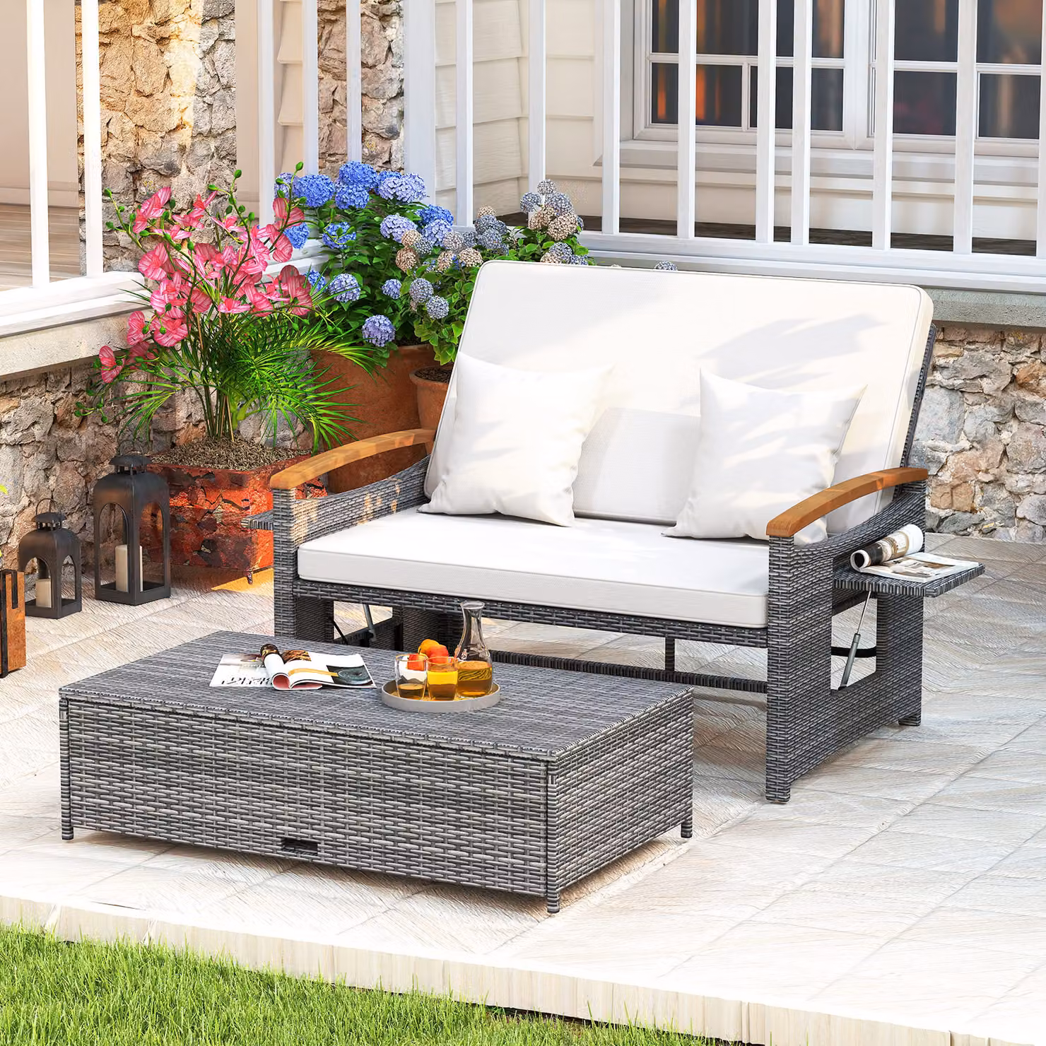 Set da giardino Costway in rattan bianco composto da divanetto con schienale regolabile a 4 livelli e pouf contenitore con tavoli ribaltabili