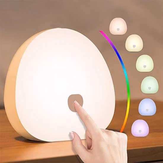 Lampada notturna a LED con rumore bianco, luce notturna RGB dotata di un generatore di rumore bianco rilassante che riproduce suoni naturali, cambio di colore, interruttore per la camera da letto e funzione di ricarica USB, per favorire il sonno e il rela
