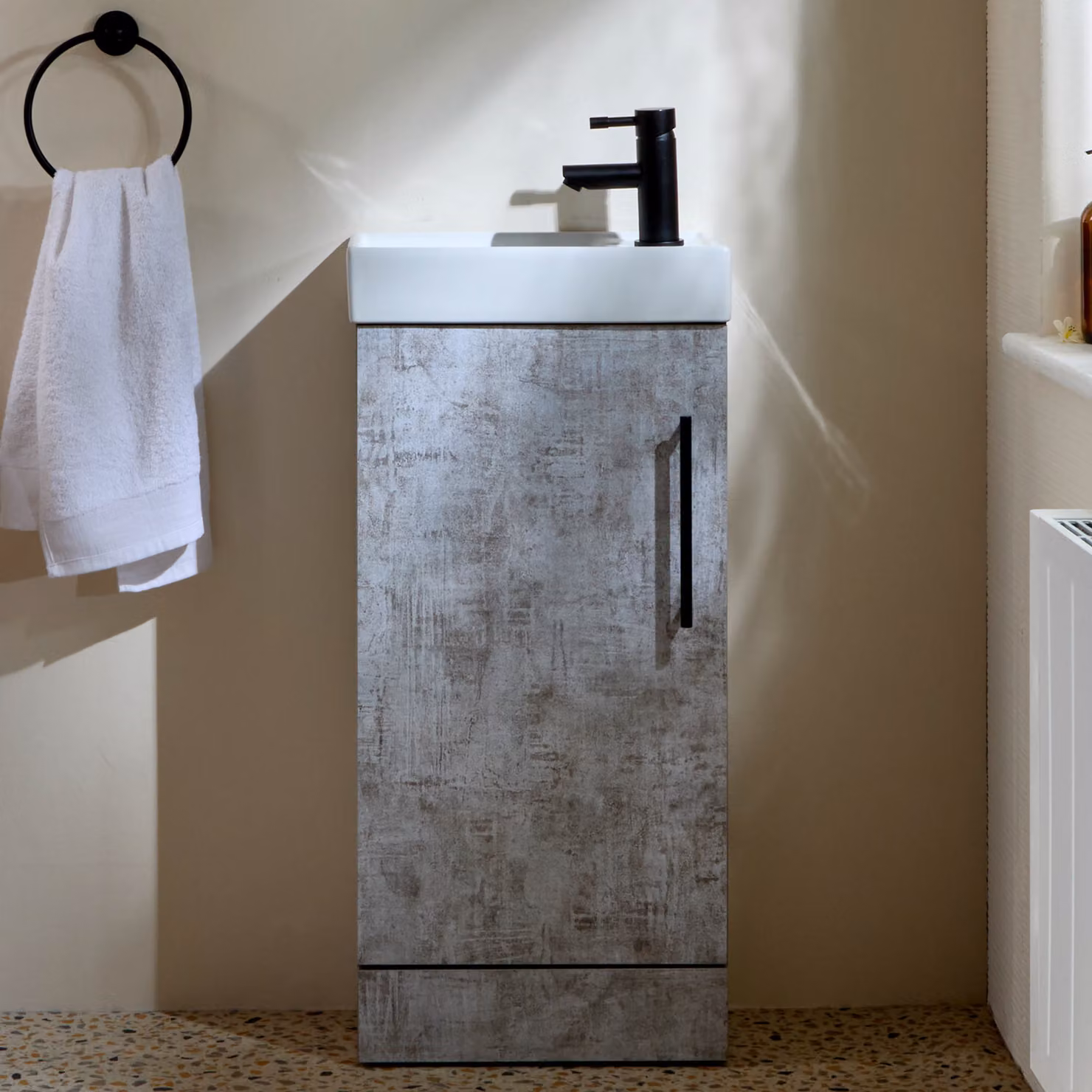Mobile Bagno a Terra Grigio Cemento da 400mm con Lavabo e Maniglia con Barra a T Nera - Cluo