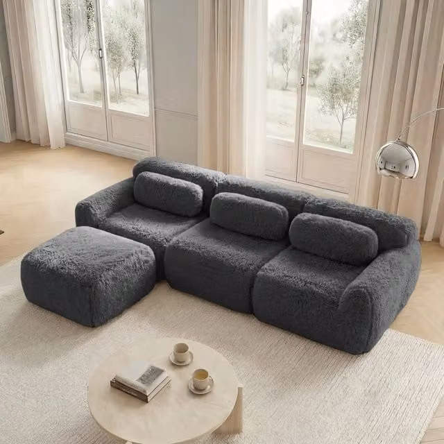 Divano angolare modulare MIVRAY in tessuto grigio con pouf coordinato e design moderno per il tuo soggiorno