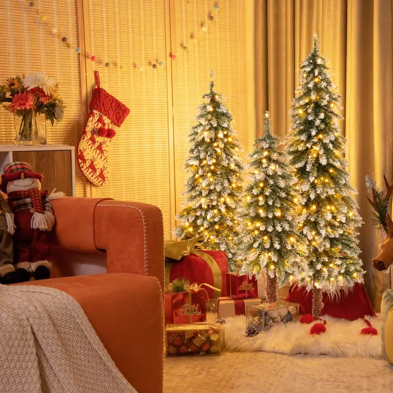 Set di 3 alberi di Natale artificiali Costway con rametti in PVC e luci a LED, modelli innevati nei colori bianco e verde, altezze: 90 cm, 120 cm e 150 cm