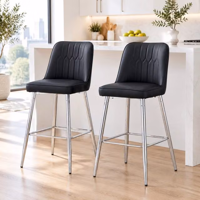 Set 2 sgabelli da bar ULEVR alti 100 cm con schienale e poggiapiedi, rivestimento in similpelle PU nera e metallo argento