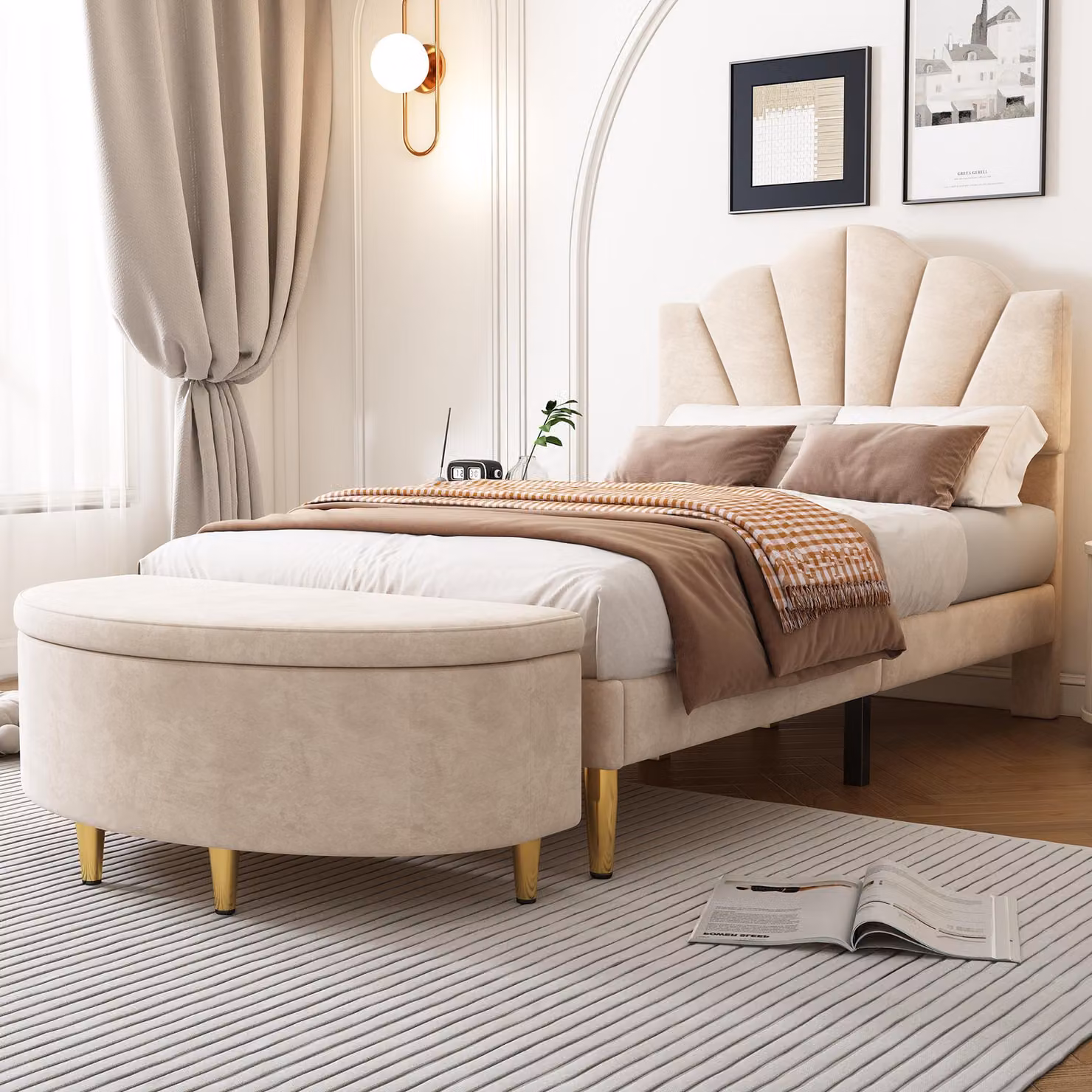 Letto imbottito 90 x 200 cm con testiera a conchiglia regolabile in altezza, rivestito in velluto, struttura a listelli in legno, panca contenitore e gambe in ferro dorato, colore beige