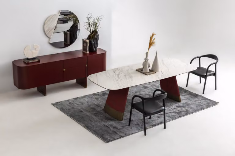 Set per soggiorno elegante, nei colori rosso e nero, composto da tavolo da pranzo, sedie e credenza. Design moderno