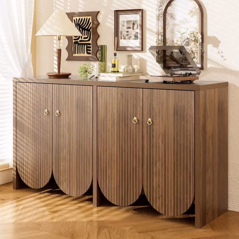 Credenza Merax 147x40x80 cm in look noce con motivo a scanalature verticali, cassettiera con 4 ante e maniglie in alluminio, ampio spazio per soggiorno, sala da pranzo e corridoio