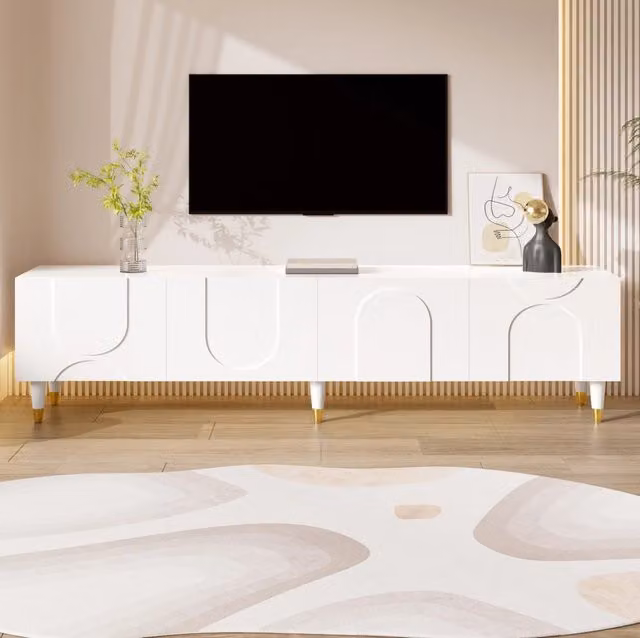 Mobile TV bianco con quattro ante in rilievo ad arco asimmetrico, struttura in PB e MDF, piedi in legno massello
