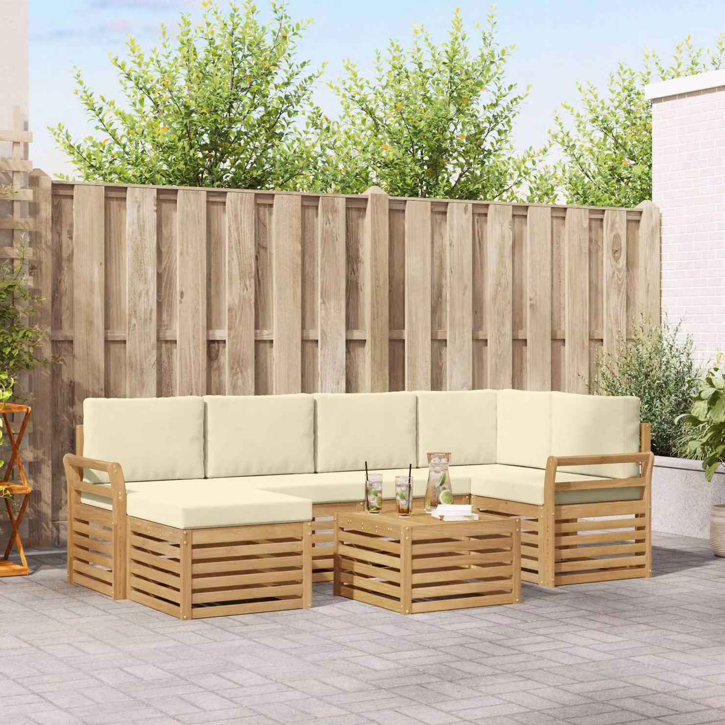 Set di divani da esterno vidaXL a forma di L composto da 7 pezzi in legno di acacia con cuscini bianchi e beige