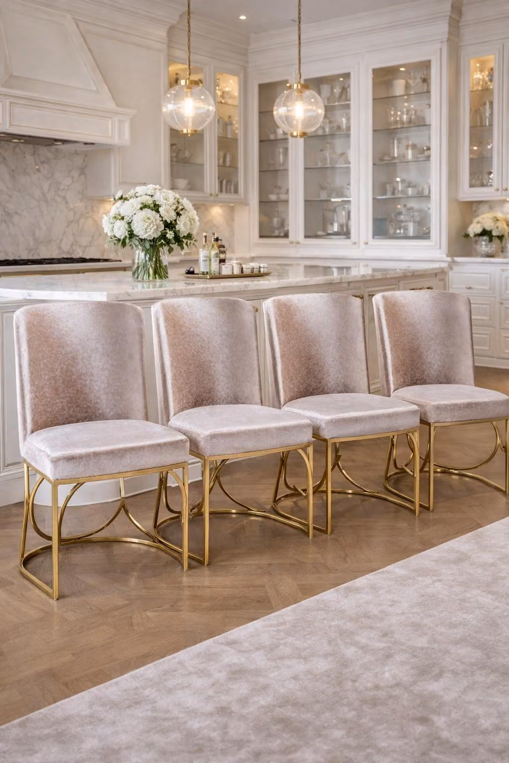 Set composto da quattro eleganti sedie da pranzo in velluto con struttura in metallo dorato