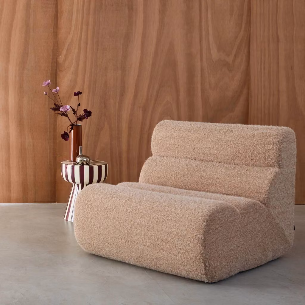 Poltrona moderna Sweeek in tessuto bouclé effetto alpaca, beige – 2