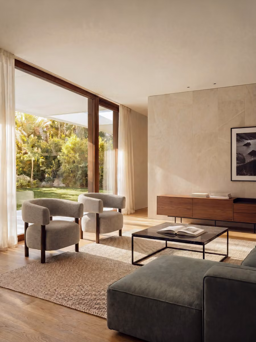Poltrona lounge imbottita in tessuto grigio con gambe in noce Kenay Home – 2