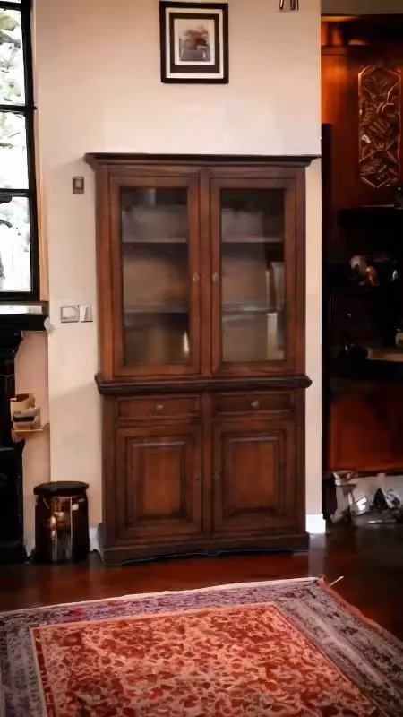 Cristalliera classica Mobili 2G con ante in vetro e specchio, legno color noce, L: 117 cm, P: 46 cm, H: 220 cm – 3