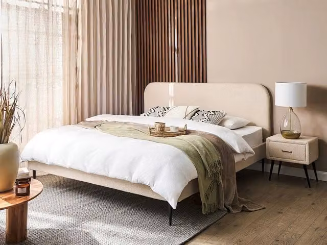 Letto matrimoniale Beliani in tessuto bouclé beige con gambe dorate e rete a doghe L/P: 180 x 200 cm – 1