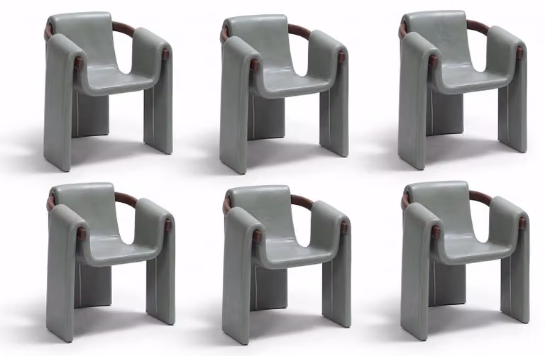 Gruppo di sedie grigio, rivestite in ecopelle, con struttura in legno, dal design moderno, caratterizzate da un'eleganza senza tempo
