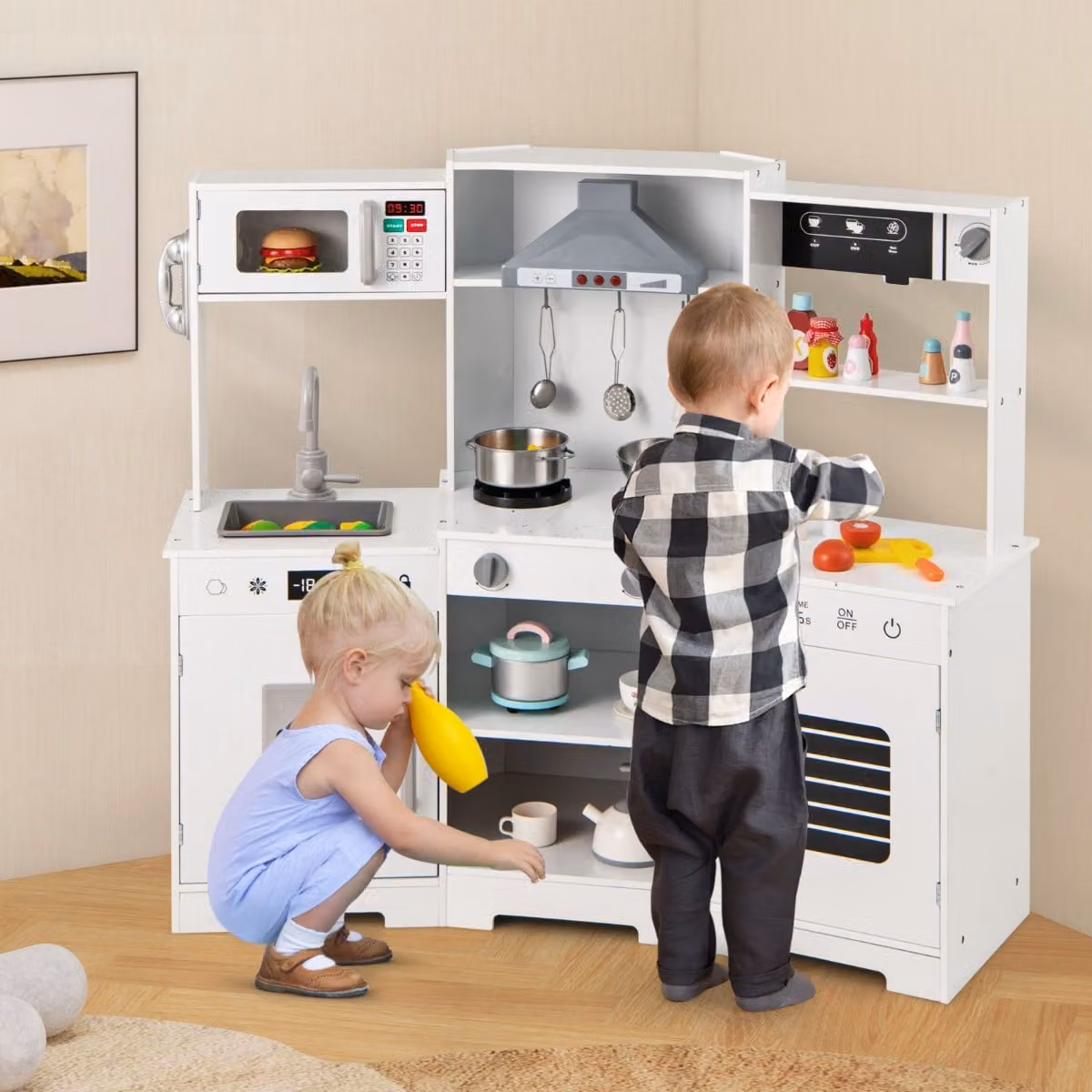 Cucina giocattolo in legno Costway con cappa, macchina del ghiaccio e lavello per bambini dai 3 anni in bianco