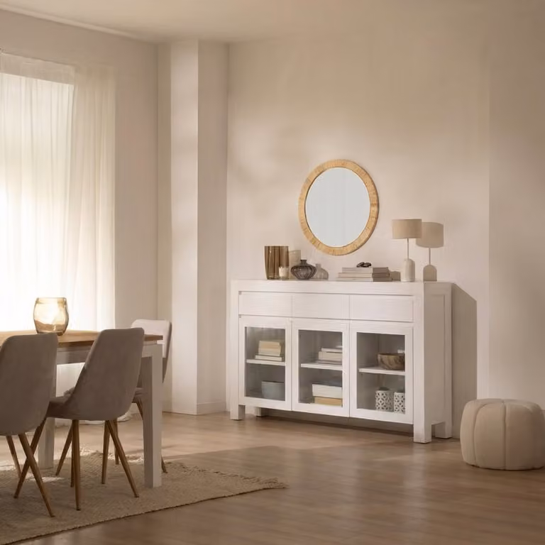 Mobile stretto Liland in legno laccato bianco con ante in vetro e ripiani interni