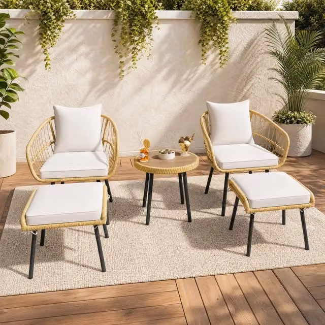 Set da giardino Mivray in rattan bianco e beige composto da tavolo rotondo, 2 sedie e 2 sgabelli con cuscini in poliestere