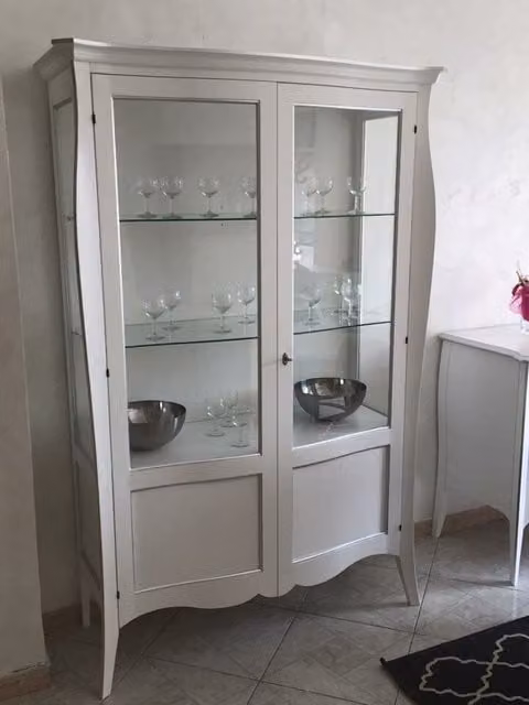 Vetrina in legno stile arte povera con ante in vetro e ripiani interni bianca Mobili 2G L/P/H: 130 x 50 x 200 cm