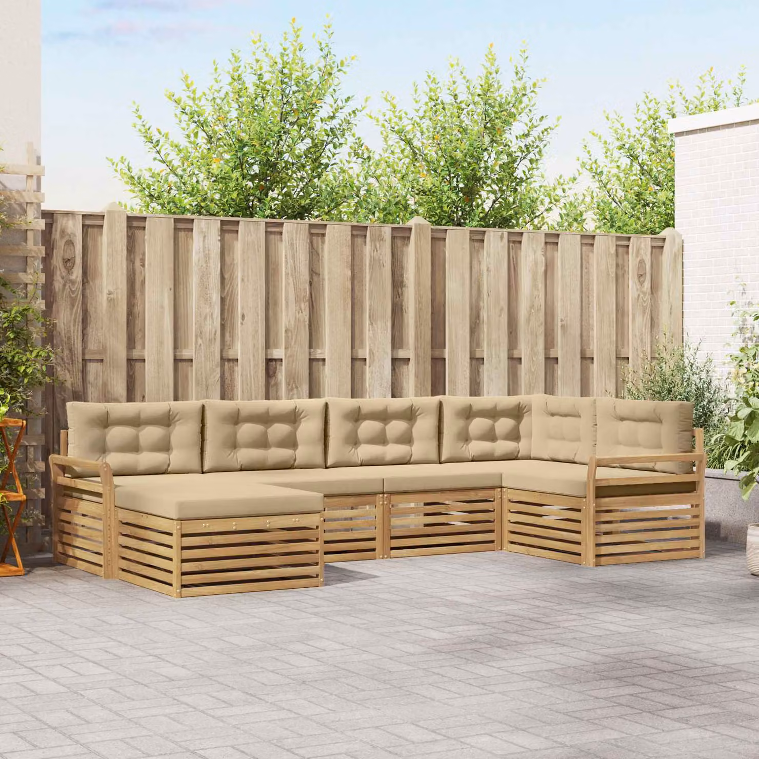 Set di divani da esterno vidaXL a forma di L composto da 6 pezzi in legno di acacia con cuscini bianchi e beige