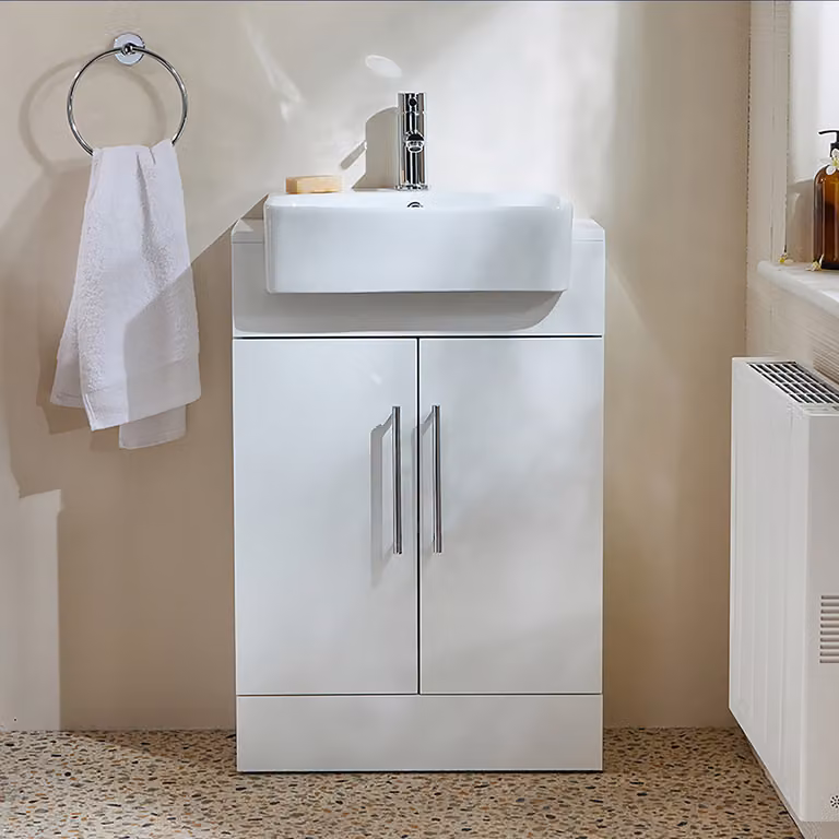 Mobile Bagno a Terra Bianco da 550mm con Lavabo e Maniglie con Barra a T Cromate - Cluo