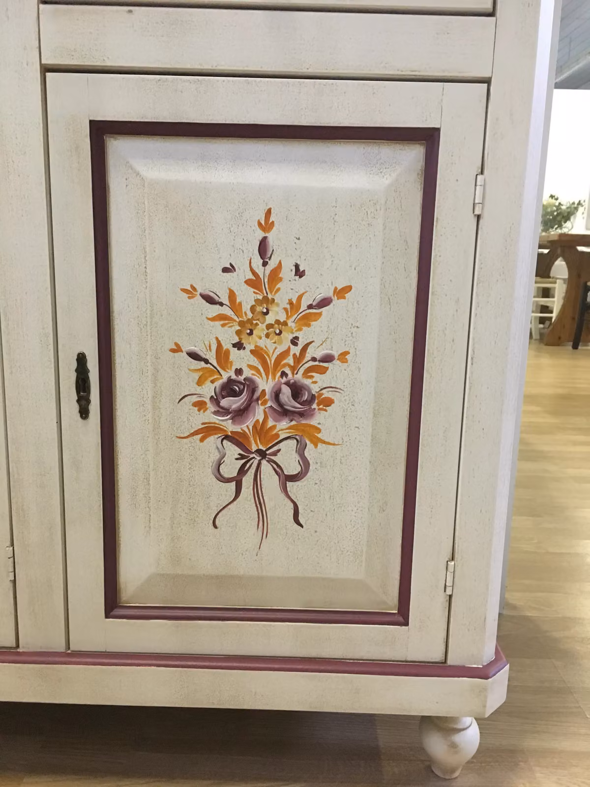 Cristalliera napoletana in stile arte povera con decori floreali di Mobili 2G, colore bianco, L: 150 cm, P: 43 cm, H: 208 cm – 2